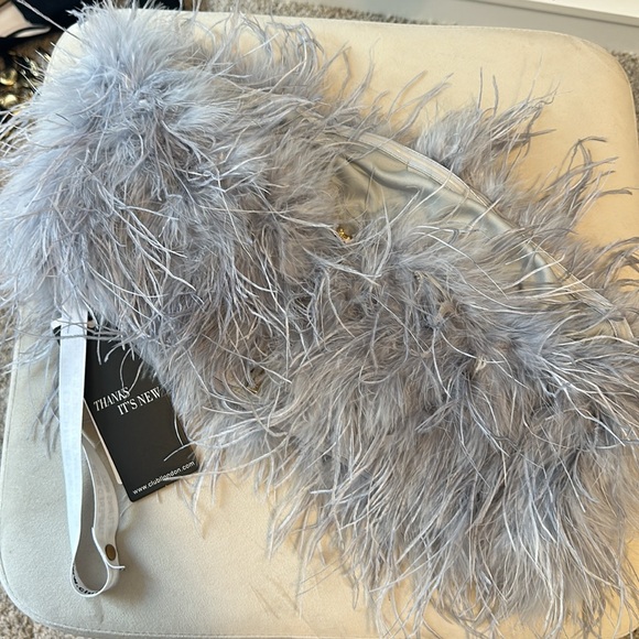 💥CHIC & SEXY💥DREAM DAZE FEATHER BANDEAU CROP TOP in Grey - Picture 3 of 7